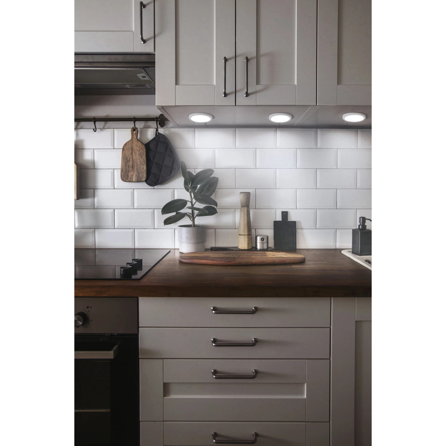 LEDVANCE Smart+ WiFi Unterbauleuchte, runde LED-Leuchte in Weiß unter Küchenschrank.