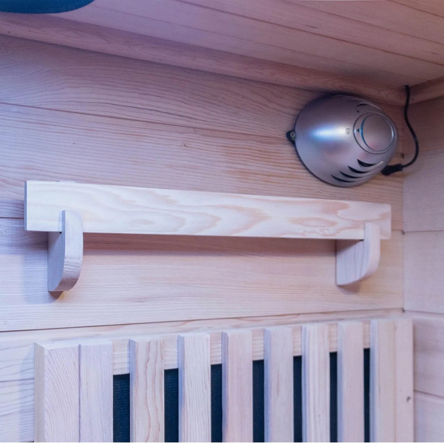 Innenansicht der Dewello Infrarotkabine Kingston mit Ablage, Lautsprecher und Sitzbank aus Hemlock Tannenholz.