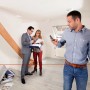 Bosch Laser Entfernungsmesser UniversalDistance 40 C im Einsatz mit Laserlinie und Personen.