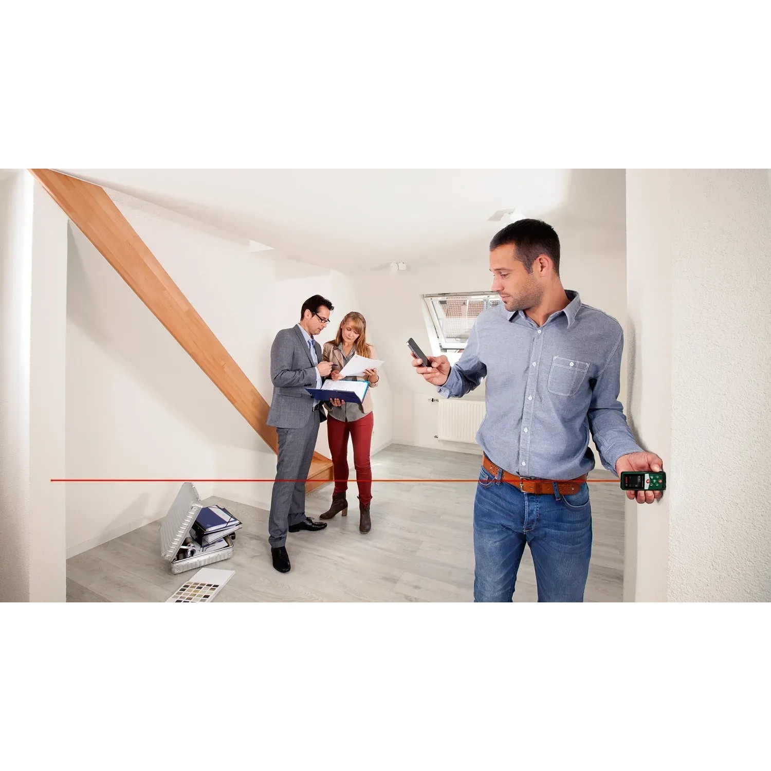 Bosch Laser Entfernungsmesser UniversalDistance 40 C im Einsatz mit Laserlinie und Personen.