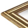 Detailansicht goldener Wandspiegel im Antik-Stil. Holzrahmen mit Spiegelglas.