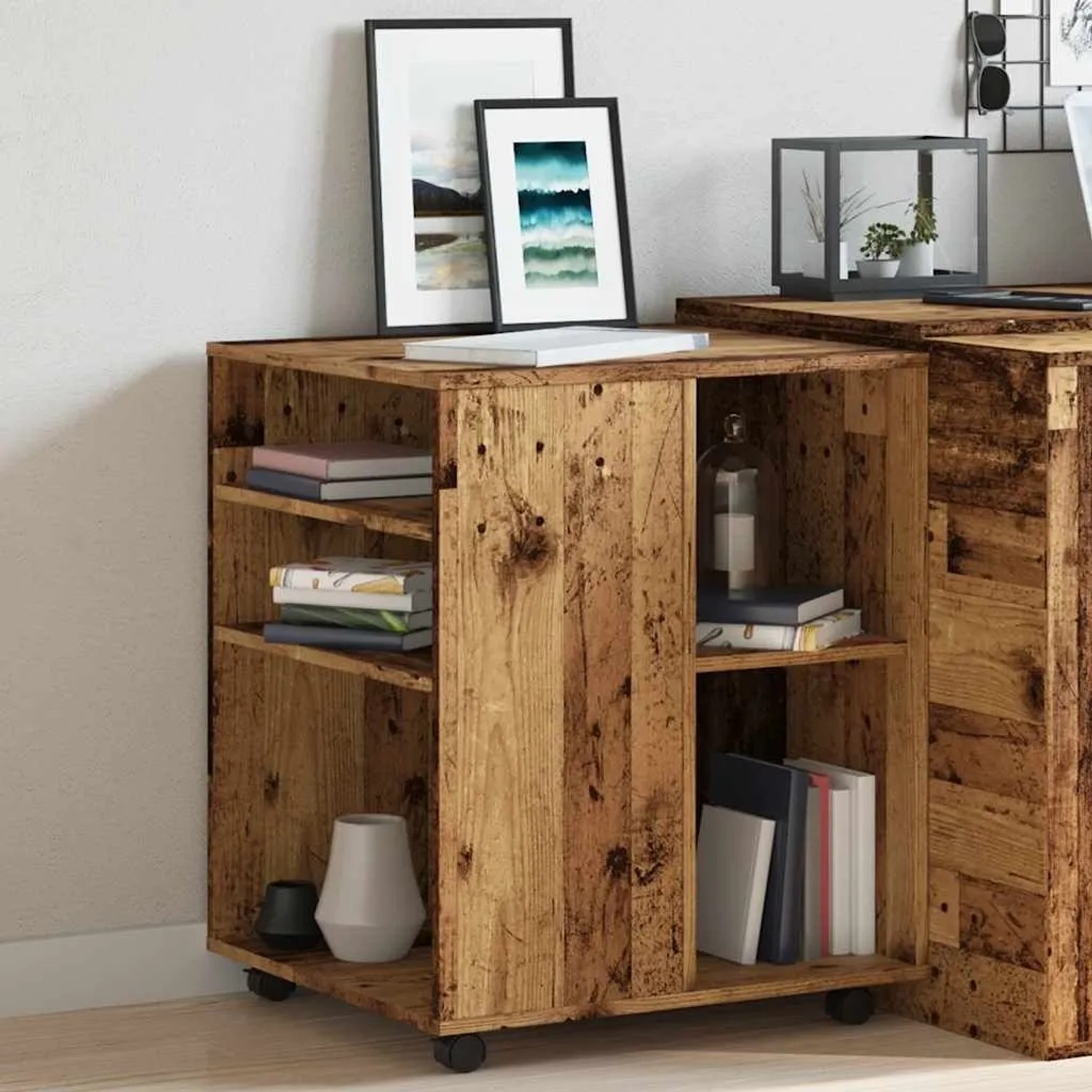 Rollschrank in Altholz-Optik aus Holzwerkstoff mit offenen Fächern und Schiebetür, mobil auf Rollen. Wohnzimmerschrank.