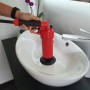 Rothenberger Industrial Pressluft-Rohrreiniger im Einsatz an einem Waschbecken.
