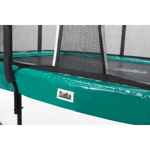 Detailansicht: Grünes Salta First Class Gartentrampolin mit Sicherheitsnetz.