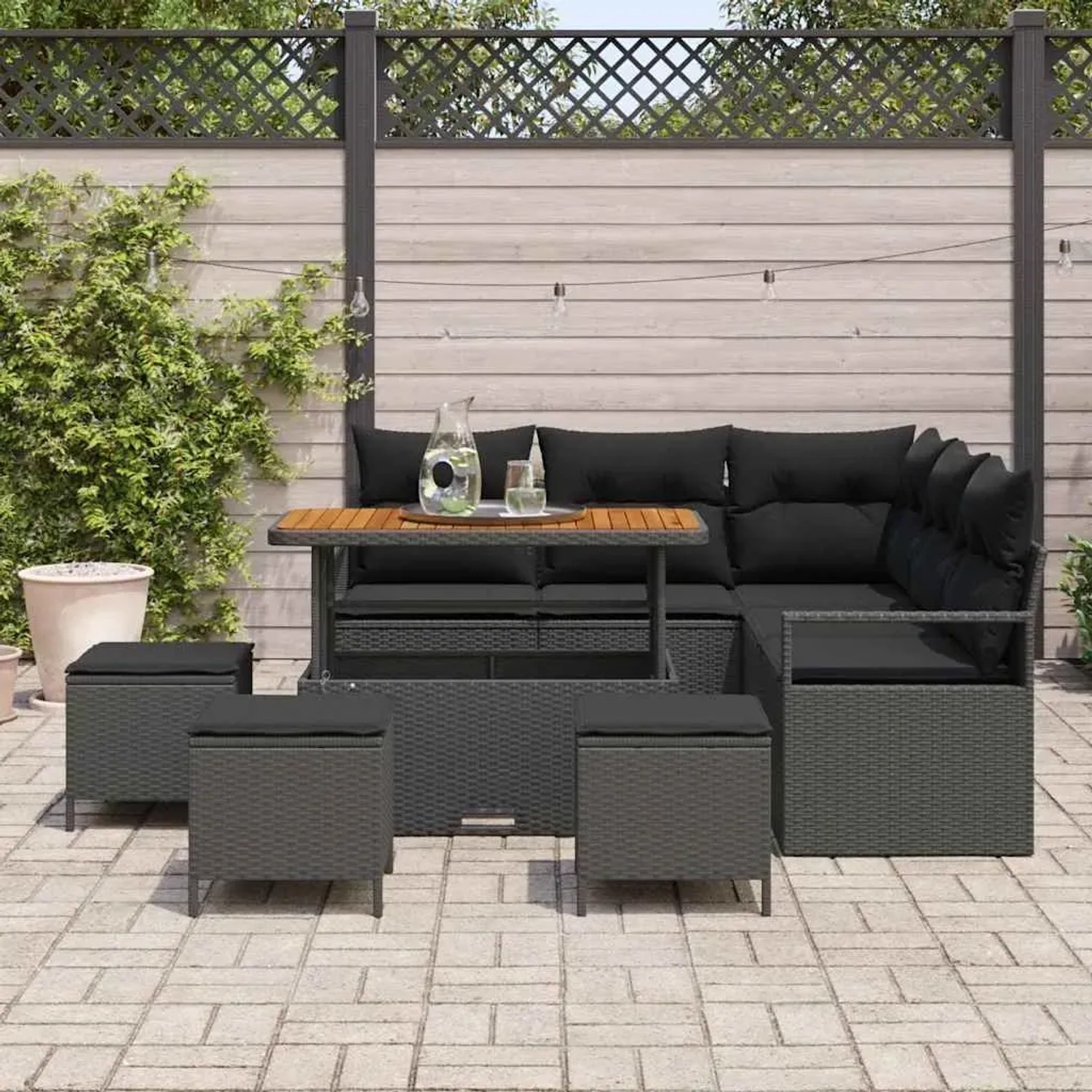 vidaXL Garten-Sofa-Set 9-tlg. Schwarz Poly Rattan mit Tisch und Hockern im Garten.