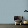 Blau strukturierte Vliestapete Uni Matt FSC® an Wand im Wohnraum.