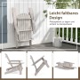 Grauer klappbarer Adirondack Gartenstuhl aus Holz, platzsparend gefaltet an einer Wand. Ideal für Terrasse & Garten.