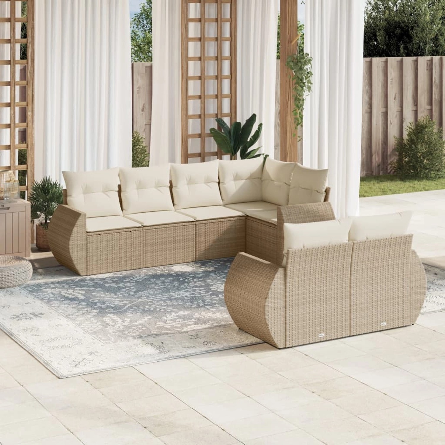 Beige 7-tlg. Garten-Sofagarnitur aus Polyrattan mit cremeweißen Kissen für Terrasse und Garten.