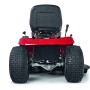 Roter Troy-Bilt Rasentraktor Pony 92T-S, Ansicht von hinten mit Sitz und großen Reifen.
