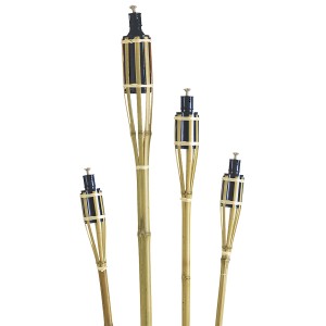 Bambusfackeln in verschiedenen Höhen als Gartendekoration, naturfarben.