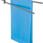 Wenko Handtuchhalter Bosio mit 2 Armen, Edelstahl matt, mit blauem Handtuch.