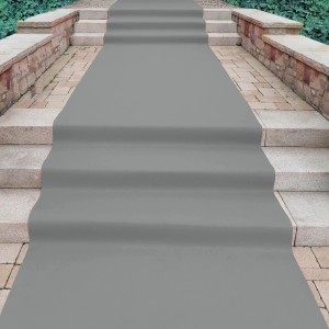 Grauer Primaflor Eventteppich Podium als Musterstück auf einer Treppe verlegt.