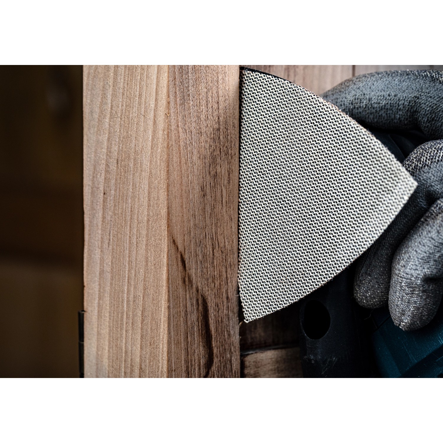 Bosch Expert Schleifblatt C470 K80 im Einsatz auf Holz, Zubehör für Deltaschleifer.