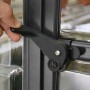 Detailaufnahme: Hand öffnet Fenster des Palram Canopia Gewächshauses.