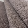 Nahaufnahme eines Ayyildiz Kurzflorteppich Ata 7000 in Mokka, Ø 120 cm. Detailaufnahme der Textur.