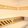 Innenansicht Weka Designsauna Sara 1: Liegeflächen mit Rückenlehne und Liegenblende aus Fichtenholz.