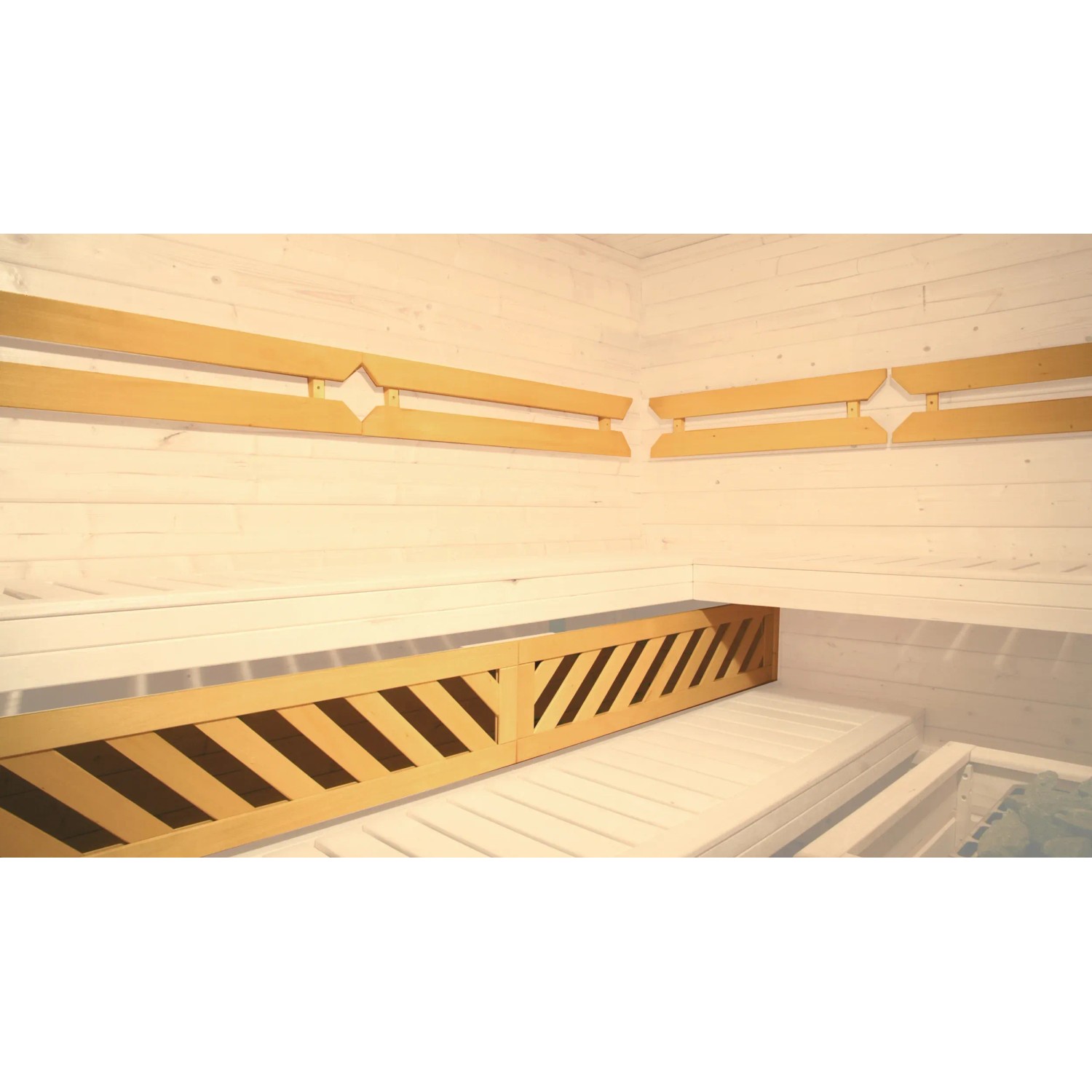 Innenansicht Weka Designsauna Sara 1: Liegeflächen mit Rückenlehne und Liegenblende aus Fichtenholz.