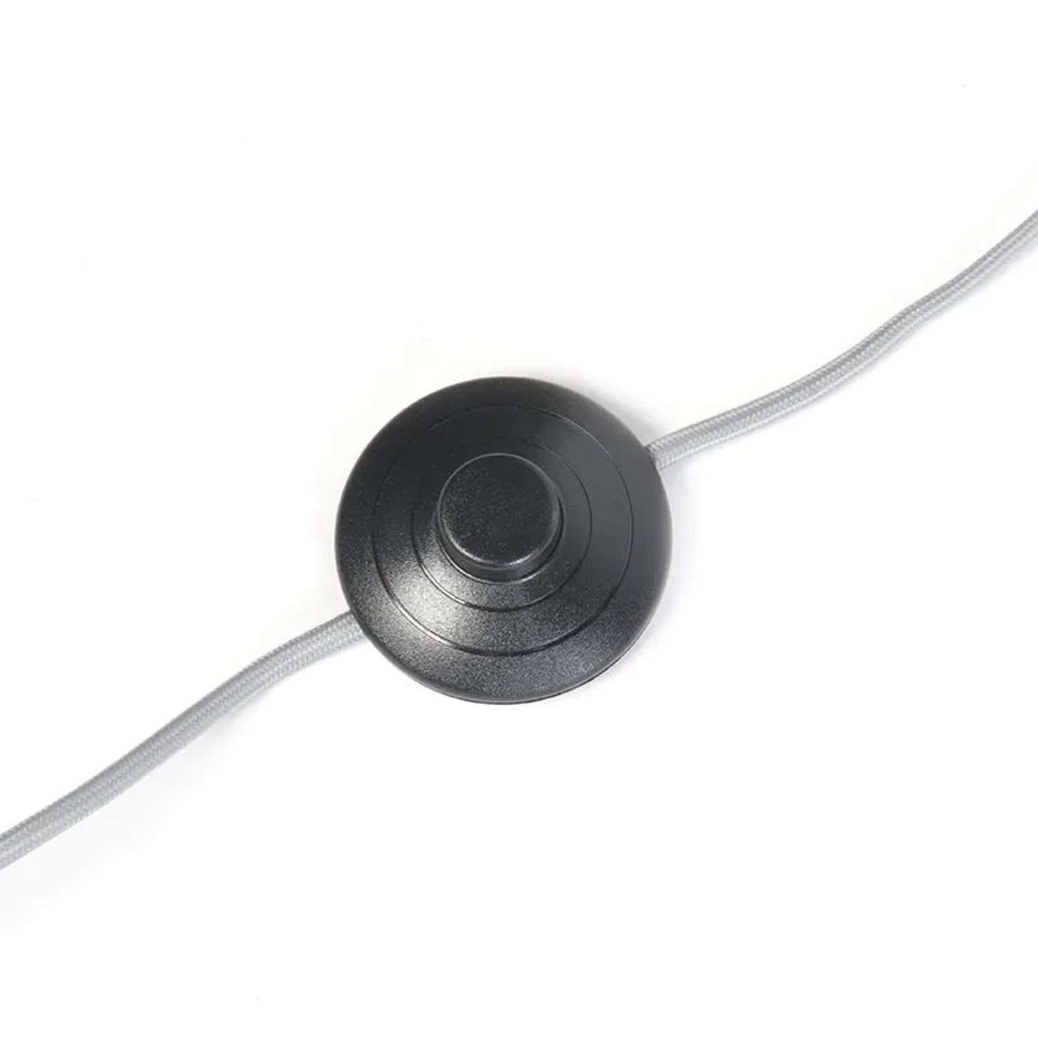 Detailaufnahme des Fußschalters der grauen Bogenlampe Bend von QAZQA.