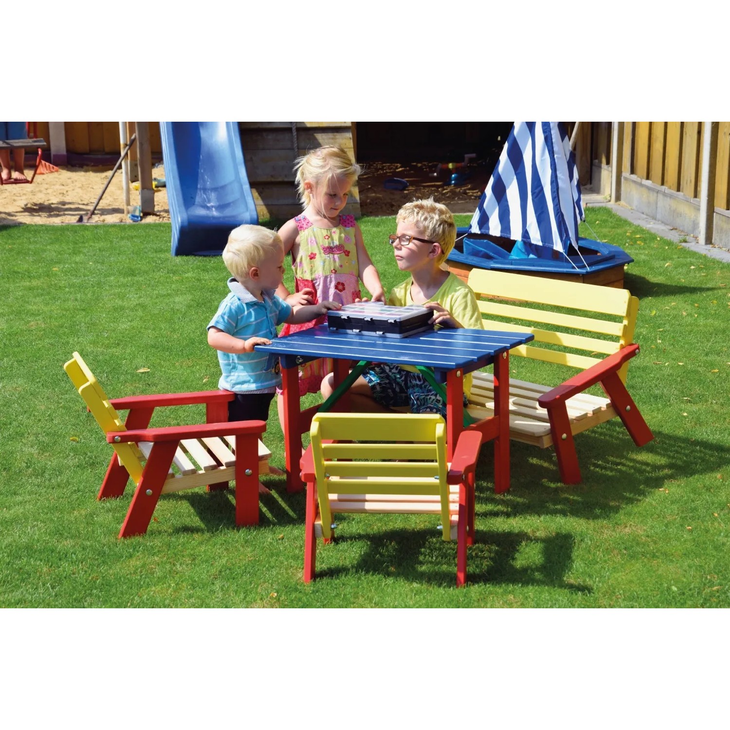 Mehrfarbige Kindersitzgarnitur (4-teilig) von Dobar mit Tisch, Stühlen und Bank im Garten.