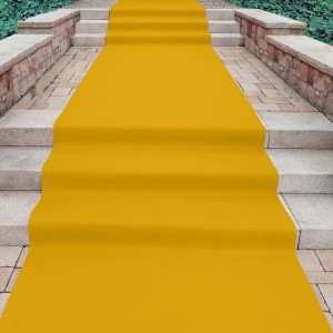 Musterstück: Curryfarbener Primaflor Eventteppich Podium auf einer Treppe. Ideal für Events und Messen.