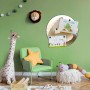 Runde, schwarze Magnettafel mit Perlenmuschel-Motiv als Wanddeko im Kinderzimmer.