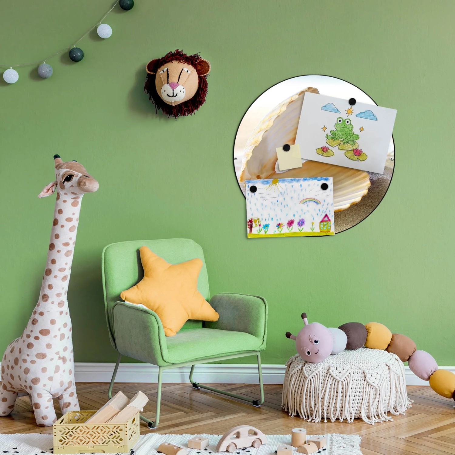 Runde, schwarze Magnettafel mit Perlenmuschel-Motiv als Wanddeko im Kinderzimmer.