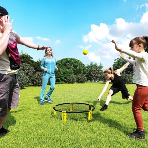 SPORTNOW Spikeball Set in Aktion: Familie spielt auf Rasen mit gelbem Ball und Netz.