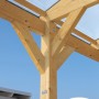 Detailansicht des weißen Skan Holz Carport Westerwald mit Holzpfosten und transparentem Dach.