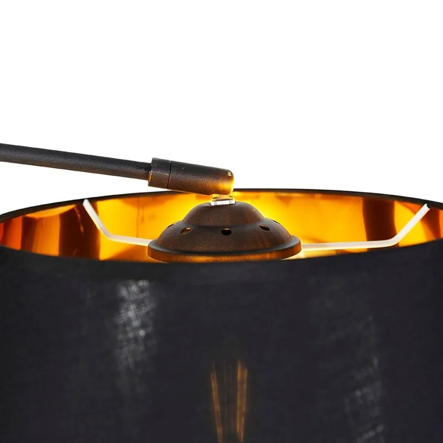 Detailaufnahme der schwarzen QAZQA Bogenlampe Arc Basic mit goldenem Lampenschirm-Inneren.