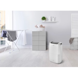 DeLonghi Luftentfeuchter DDSX225 (25 l) im hellen Raum mit Wäscheständer.