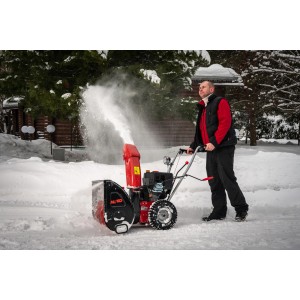 Al-Ko Snowline 620 E II Benzin-Schneefräse im Einsatz, wirft Schnee aus.