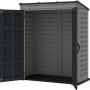 Offenes, graues Duramax YardMate Pent Kunststoff-Gartenhaus mit Doppeltür und schwarzem Boden.