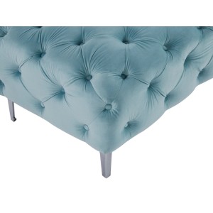 Hellblauer Samt-Sitzhocker Edwina mit Chesterfield-Steppung und Metallfüßen.