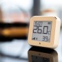 Beiger Shelly Temperatursensor Plus H&T G3 mit digitaler Anzeige von Temperatur und Luftfeuchtigkeit.