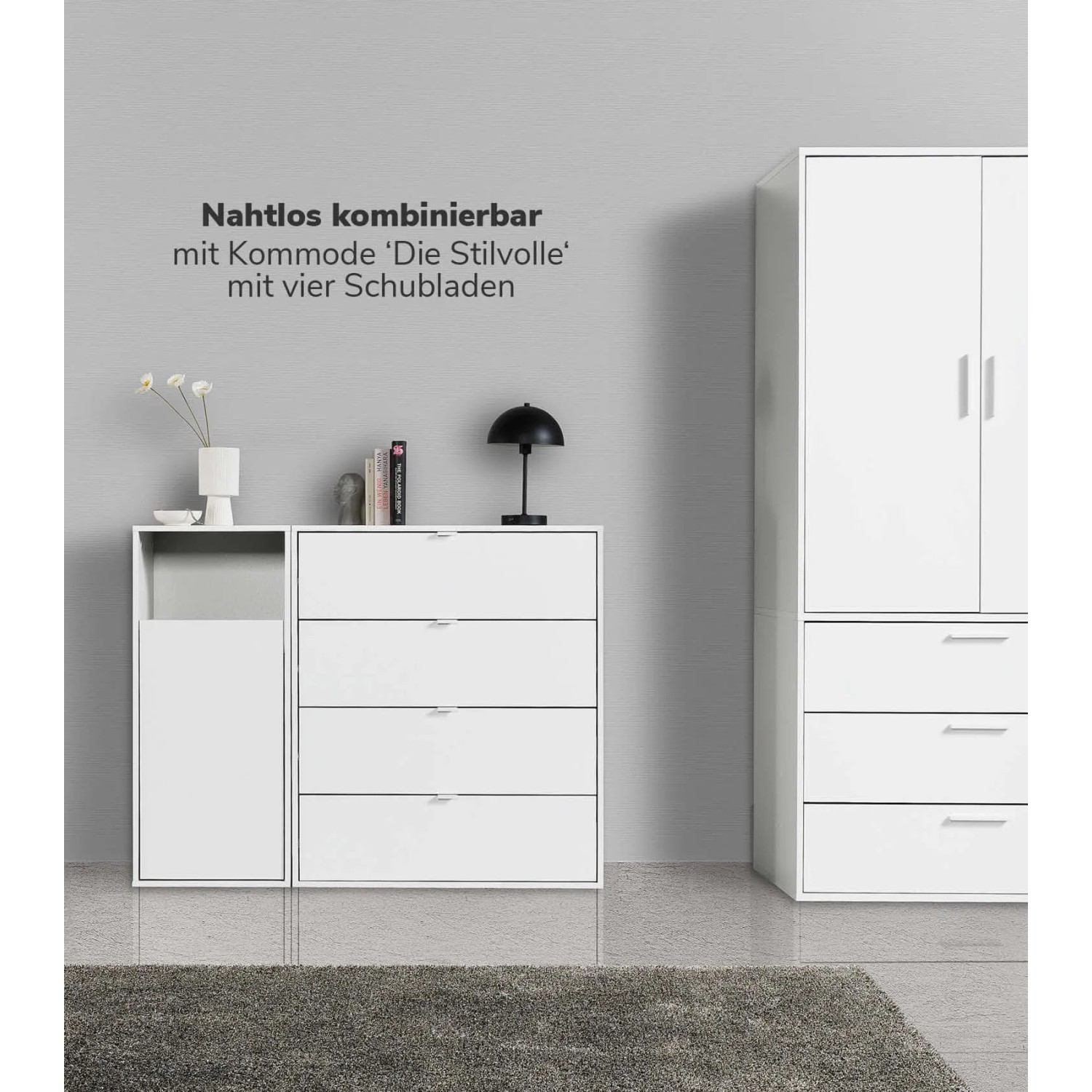 Weißer mokebo Wäscheschrank mit einem Fach neben Kommode und Kleiderschrank als Teil eines Badregal Sets.