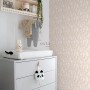 ESTAhome Vliestapete mit zartem Blumenmuster in Hellrosa und Beige an der Wand eines Kinderzimmers.