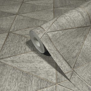 Graue Marburg Vliestapete mit modernem Dreiecksmuster, Rolle teilweise aufgerollt.