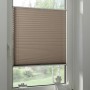 Gardinia Plissee Concept Tageslicht, 60x130 cm, Taupe, am Fenster montiert.
