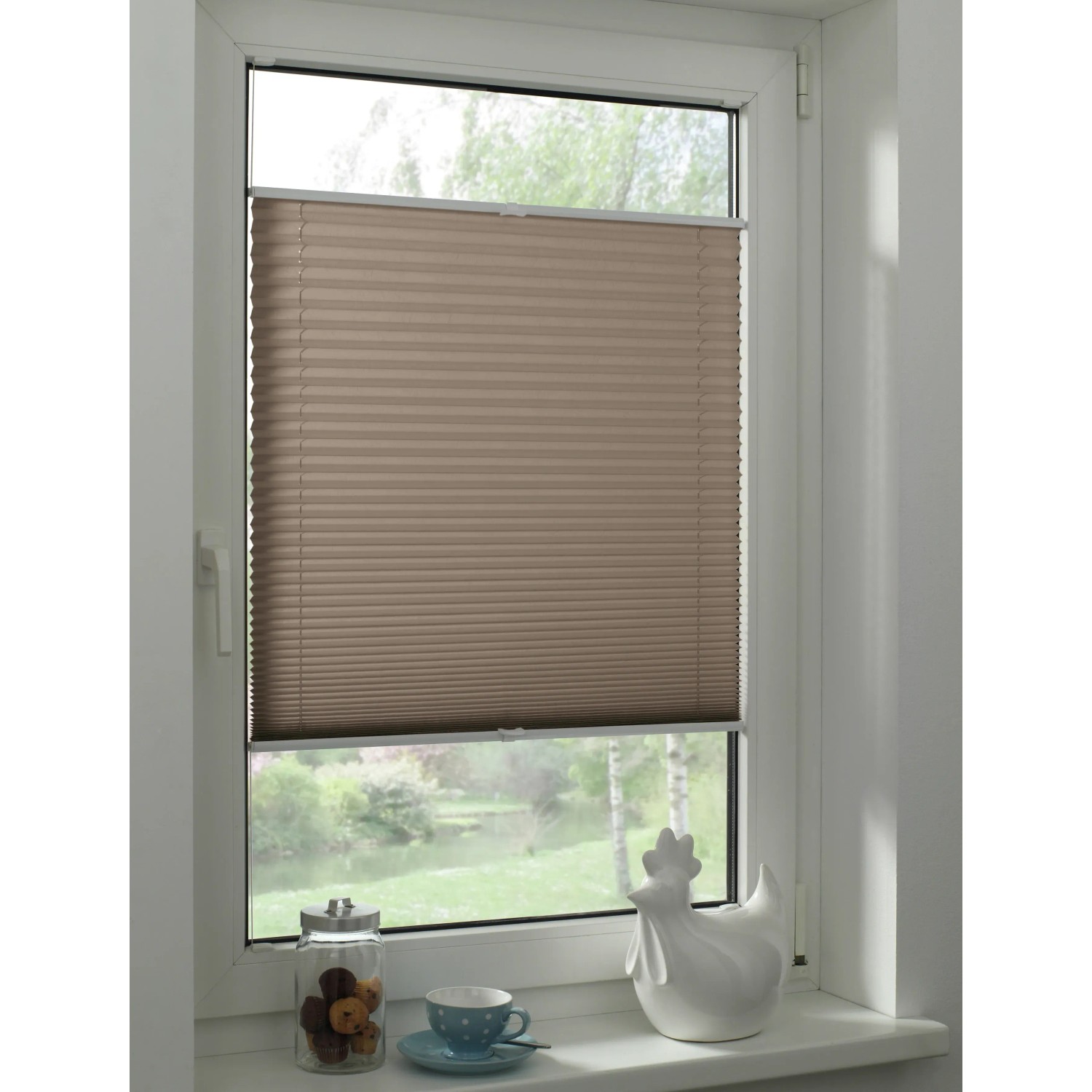Gardinia Plissee Concept Tageslicht, 60x130 cm, Taupe, am Fenster montiert.