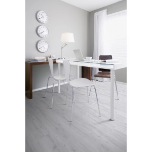 Heller Raum mit verlegtem Vinylboden Dry Back Sunny White in Holzoptik.