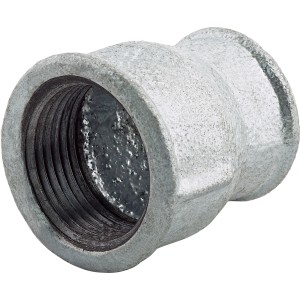 Graues Temperguss-Fitting mit zwei Innengewinden unterschiedlicher Größe (24,1 mm und 18,6 mm).