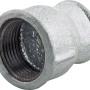 Graues Temperguss-Fitting mit zwei Innengewinden unterschiedlicher Größe (24,1 mm und 18,6 mm).
