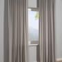 Blickdichter, silbergrauer Sehlbach Fertigschal Feincord (135x245 cm) vor Fenster.