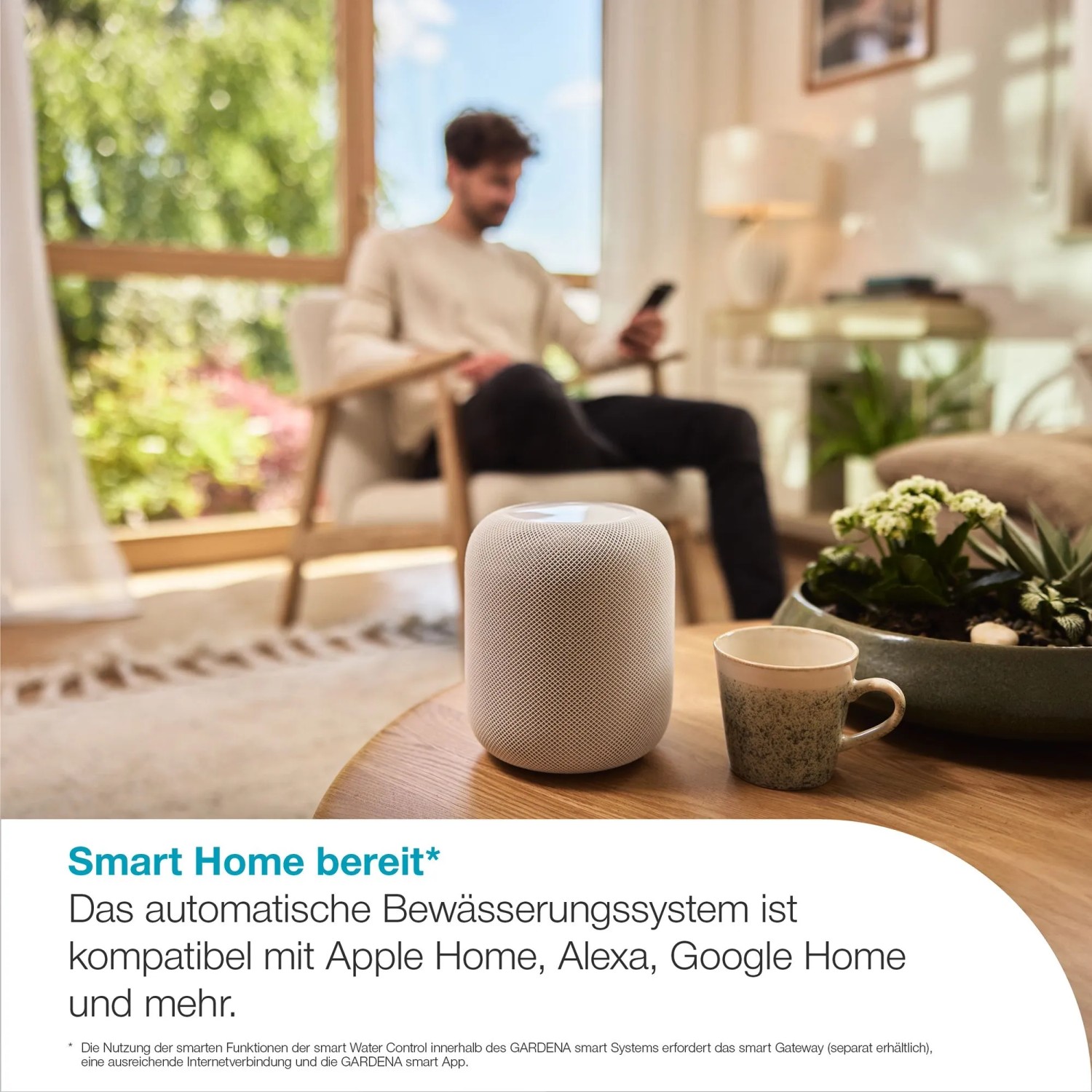 Gardena Smart Water Control Bewässerungscomputer auf Tisch, Mann mit Smartphone im Hintergrund.