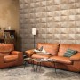 Beige 3D Holzoptik Vliestapete GZSZ von Marburg an Wohnzimmerwand hinter Couch und Sessel.