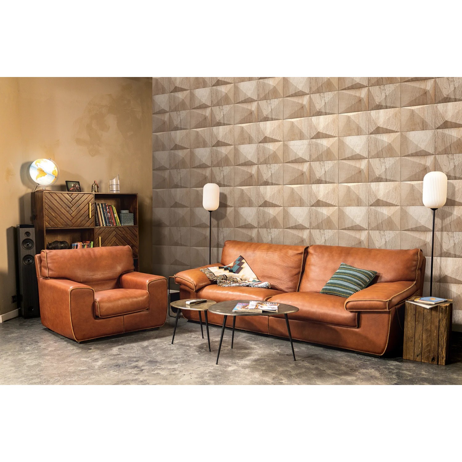 Beige 3D Holzoptik Vliestapete GZSZ von Marburg an Wohnzimmerwand hinter Couch und Sessel.