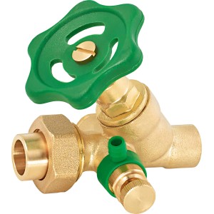 Schrägsitzventil Ø 15 mm aus Messing mit grünem Handrad zur Durchflussregelung.