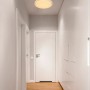 Weiße LED-Deckenleuchte Ovi, Ø 40 cm, im Flur. Moderne Deckenlampe mit CCT-Farbsteuerung.