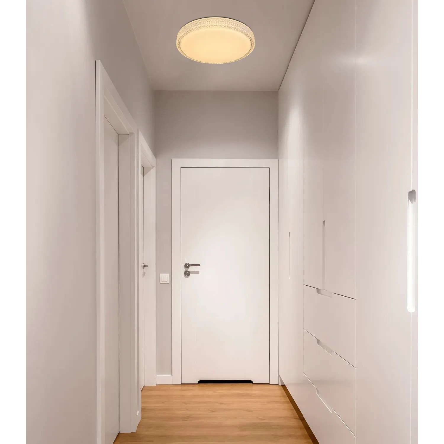 Weiße LED-Deckenleuchte Ovi, Ø 40 cm, im Flur. Moderne Deckenlampe mit CCT-Farbsteuerung.