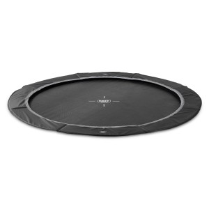 Schwarzes, rundes Exit InTerra Bodentrampolin, ebenerdig im Rasen eingebettet.